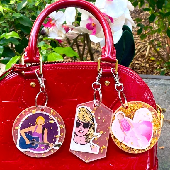 MYSTERY BUNDLE Taylor Swift Iconic Moments Cartoon & Gold Flakes Keychain 2 PACK - Picture 3 of 16